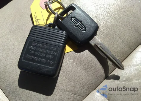 2004 Lincoln Town Car Signature from USA, damaged, VIN 1LNHM81W94Y656211